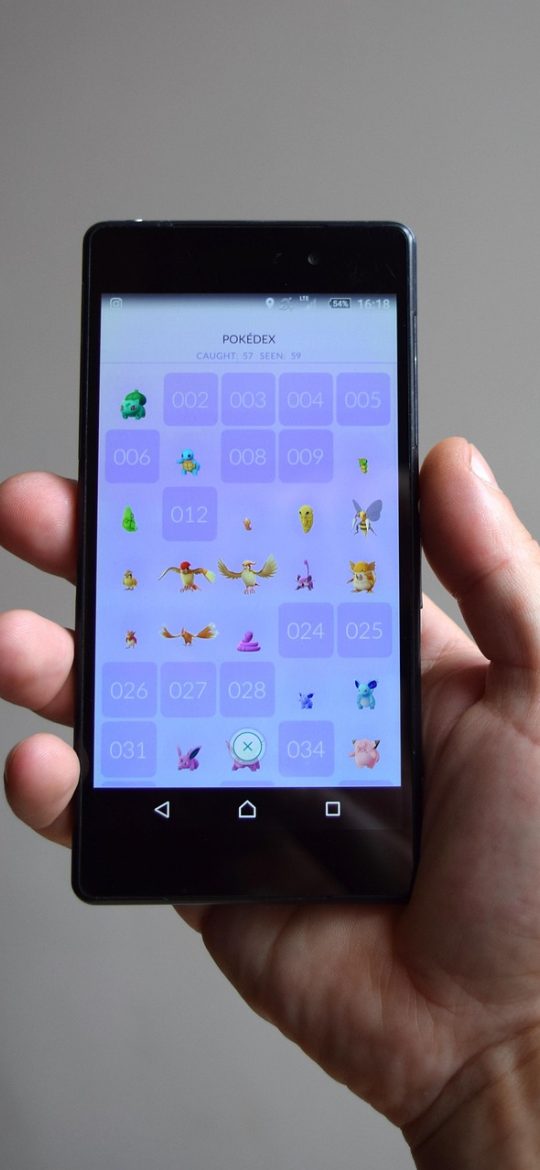 在线观看免费电影星辰 App 全屏播放界面，画面铺满竖屏，底部半透明控制条显示播放进度与清晰度切换入口，字幕显示在画面下方
