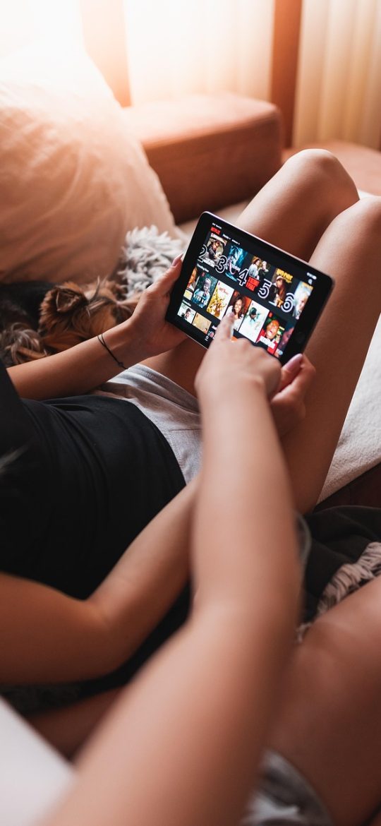 在线观看免费电影星辰 App 搜索页面，输入框下方实时联想结果列表，每条结果带年份与清晰度小标签，背景为暗红与黑色过渡